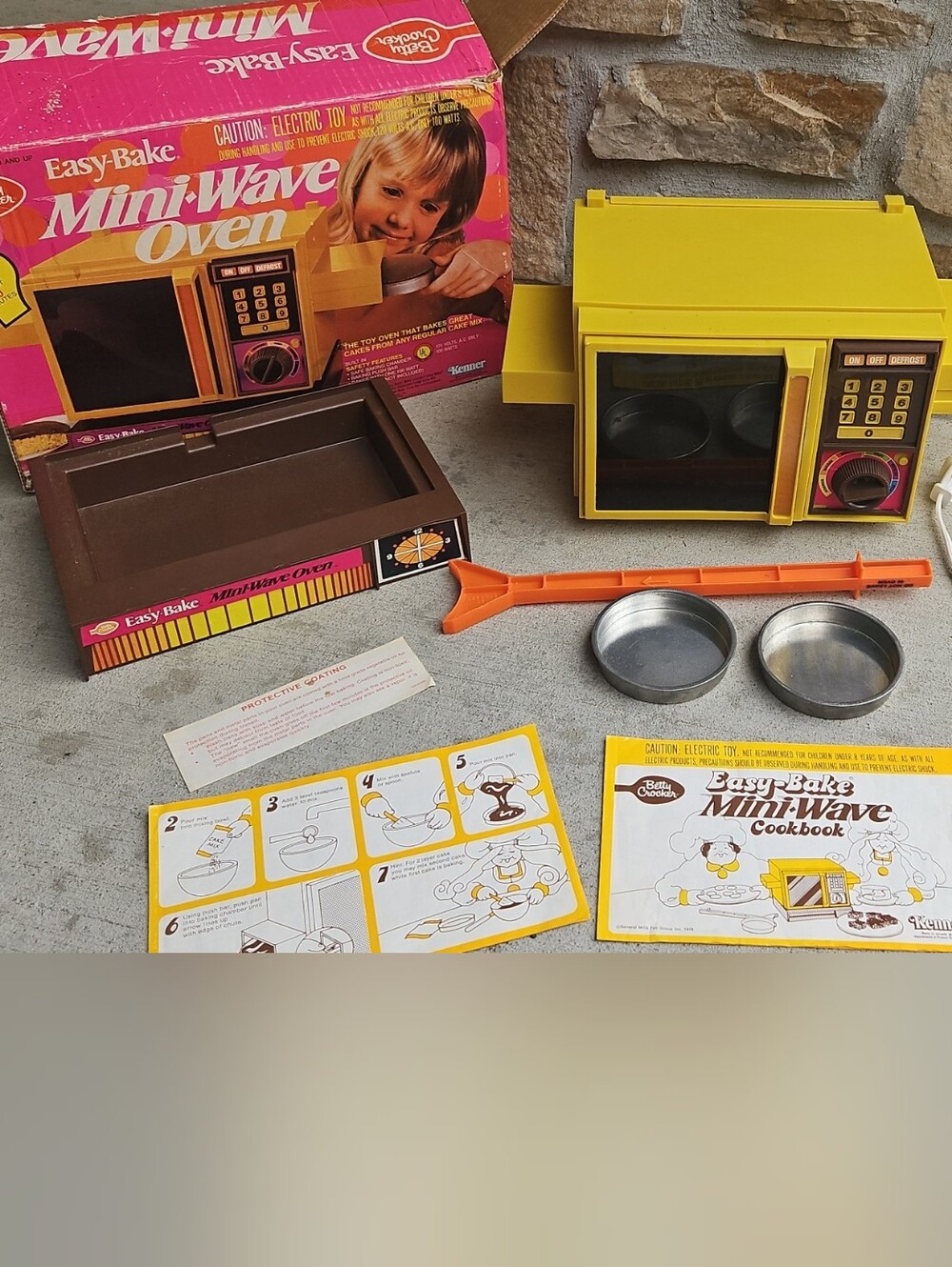 Easy-Bake Mini-Wave Oven in Yellow Pans Manual Original Box- Not Sure If Works